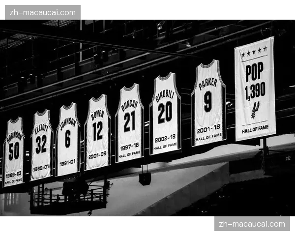 马刺波波维奇双塔调整:科内特布莱恩特组合限制独行侠进攻 马刺波波维奇双塔调整:科内特布莱恩特组合限制独行侠进攻